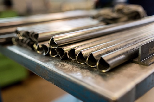 La geometría CNC de 5 ejes permite la creación de piezas complejas y precisas, optimizando el rendimiento y reduciendo el peso. Aumenta la eficiencia, la calidad y la libertad de diseño, lo que lo hace esencial para la fabricación avanzada y el futuro de